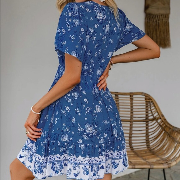 Blue Floral V-neck Dress with Butterfly Sleeves - Picture 2 of 4